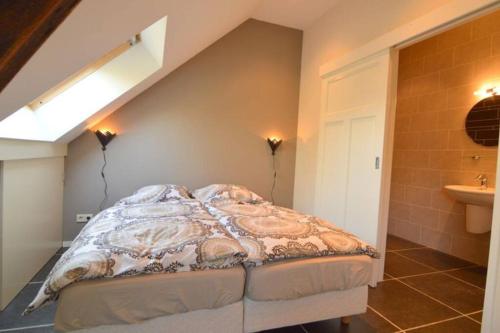 a bedroom with a bed and a sink at Ottenskamp4 en Het Achterhuis in Siebengewald