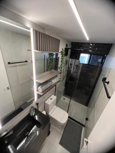 Bathroom sa FLAT aconchegante e moderno, 100m do mar