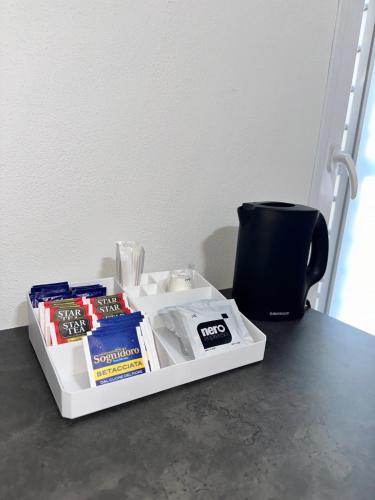 einen Tisch mit einem Tablett mit Essen und einem Mülleimer in der Unterkunft Terra Mia Residence in Mugnano di Napoli
