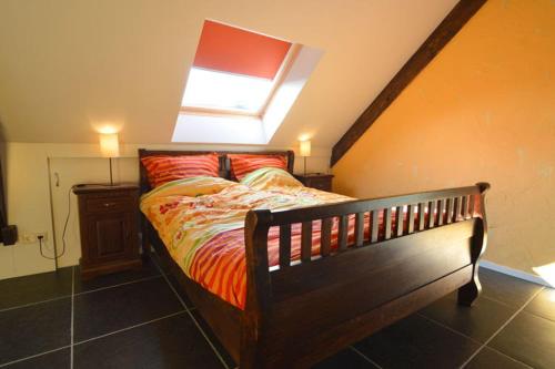a bedroom with a bed with a window on it at Ottenskamp4 en Het Achterhuis in Siebengewald