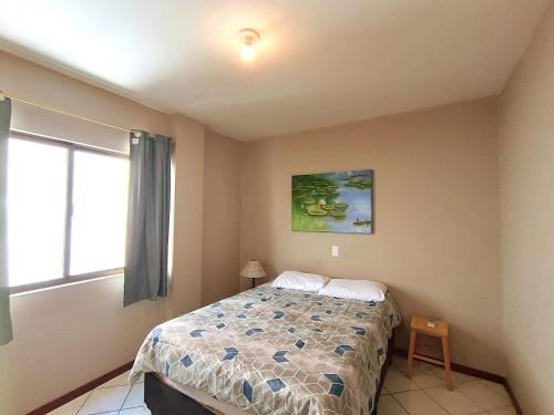 a small bedroom with a bed and a window at 206-CDB Dpto a 100m del mar de Bombas in Bombinhas
