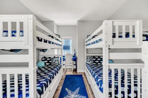 a bunk bed room with two bunk beds at Paradise on Pine in Anna Maria