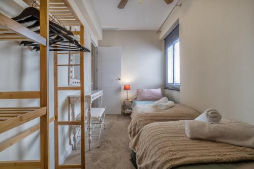 Двухъярусная кровать или двухъярусные кровати в номере Rosas en la balconada