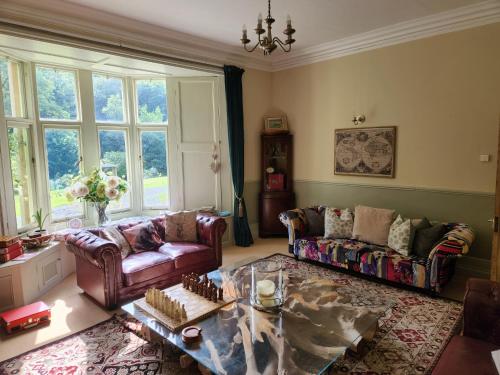 ein Wohnzimmer mit einem Sofa und einem Tisch in der Unterkunft Mulgrave Country Cottage in Whitby