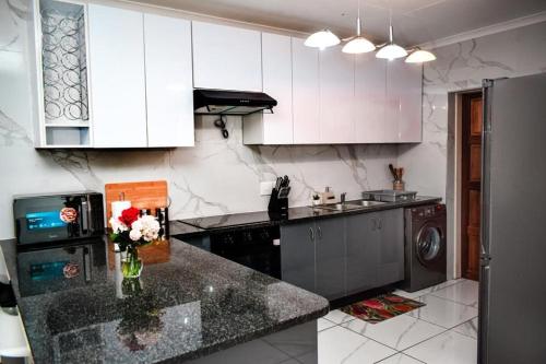 A kitchen or kitchenette at S&D Luxury Apartment
