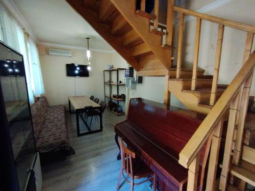 Телевизор и/или развлекательный центр в Wooden_Room_Hostel