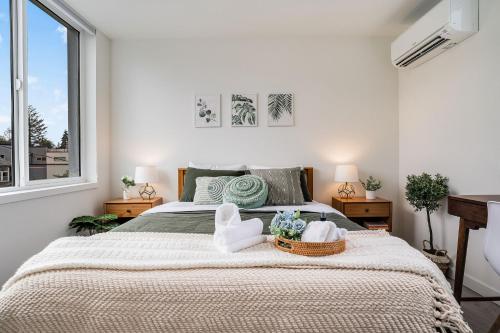 een slaapkamer met een groot bed en handdoeken bij Urban Reflection 18 BY Betterstay in Seattle