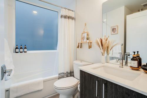 een badkamer met een wit toilet en een wastafel bij Urban Reflection 18 BY Betterstay in Seattle