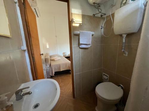 a small bathroom with a toilet and a sink at Apto en Minas con amplio fondo, aire acondicionado, ideal para descansar in Minas