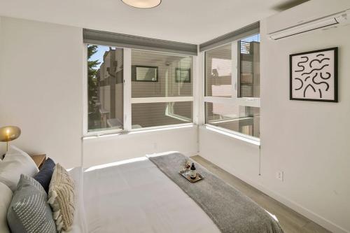 un soggiorno con divano e una grande finestra di Urban Abode 18 BY Betterstay a Seattle