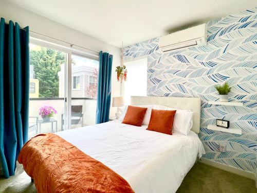 Un dormitorio con una cama con una pared azul y blanca en Capitol Luxe Two BY Betterstay en Seattle