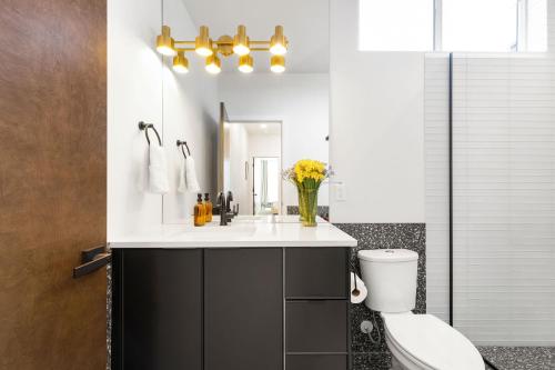 bagno con lavandino, servizi igienici e specchio di Marion Manor 16 BY Betterstay a Seattle