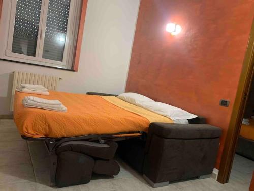 ein Bett mit zwei Stühlen in einem Zimmer in der Unterkunft Casa vacanze SMA93 in Monza