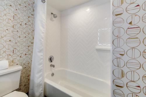 水晶湖的住宿－Holiday Inn Chicago Nw Crystal Lk Conv Ctr, an IHG Hotel，白色的浴室设有浴缸和卫生间。