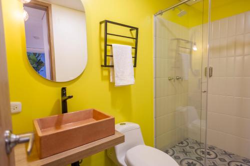 a bathroom with a sink and a toilet and a shower at Siete Balcones Hotel Coworking in Pasto