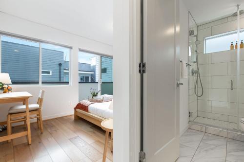 een slaapkamer met een bed, een douche en een bureau bij Capitol Luxe Six BY Betterstay in Seattle