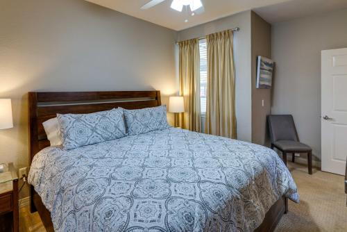 Ένα ή περισσότερα κρεβάτια σε δωμάτιο στο Charming Scottsdale Condo with 2 Resort Pools