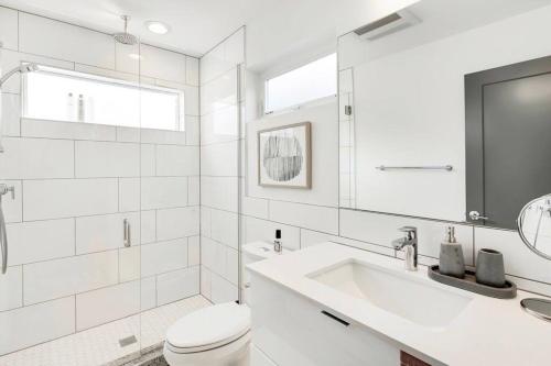 bagno bianco con lavandino e servizi igienici di Capitol Luxe Eight BY Betterstay a Seattle