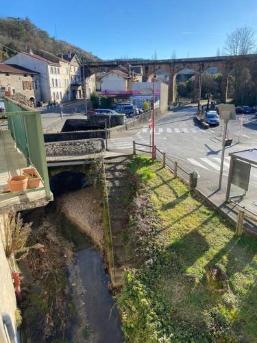 a small river in a city with a bridge at Magnifique appartement neuf 70m2 lumineux parking in Cahors