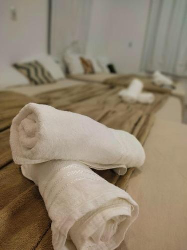 - une serviette enroulée assise au-dessus d'un lit dans l'établissement Pousada Marajó For You - Suíte Master, à Soure