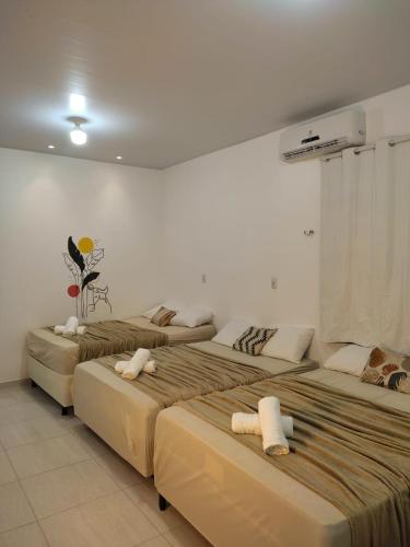 Cette chambre comprend 3 lits. dans l'établissement Pousada Marajó For You - Suíte Master, à Soure