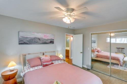 une chambre avec deux lits et un ventilateur de plafond dans l'établissement Mid-Century Mod Cottage, Steps to Lake Gregory!, à Crestline