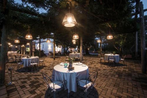 un gruppo di tavoli e sedie con luci di Elegant Sorrento Coast Villa with Pool and Tennis Court a Massa Lubrense
