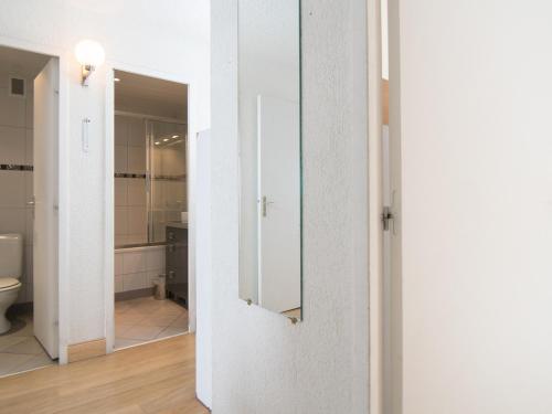 une salle de bain avec toilettes et miroir dans l'établissement T2 avec Balcon, Exposition Sud/Ouest, 500 M des Pistes, Wifi Gratuit - FR-1-449-99, à Tignes