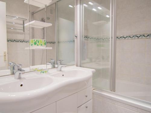 une salle de bain blanche avec un lavabo et une douche dans l'établissement 2P spacieux au Val-Claret, balcon sud/ouest, à 500m des pistes, wifi, animaux admis - FR-1-449-155, à Tignes