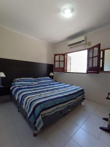 um quarto com uma cama com um edredão azul e branco em Dpto Villa em Marengo