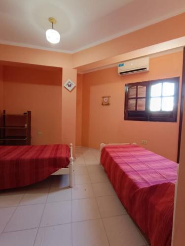 um quarto com 2 camas e uma janela em Dpto Villa em Marengo