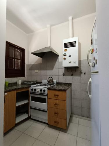 uma cozinha com um fogão e um frigorífico em Dpto Villa em Marengo
