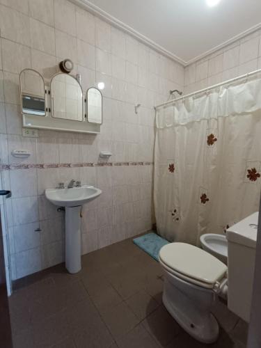 uma casa de banho com um WC, um lavatório e um chuveiro em Dpto Villa em Marengo