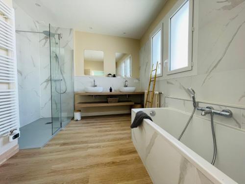 Photo de la galerie de l'établissement Escale Sablaise Maison 4 chambres jardin Les Sables d'Olonne plage centre-ville & port, à La Chaume