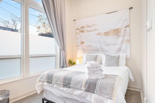 biała sypialnia z łóżkiem i oknem w obiekcie Cozy & Private Studio in the Heart of Fremont w mieście Seattle