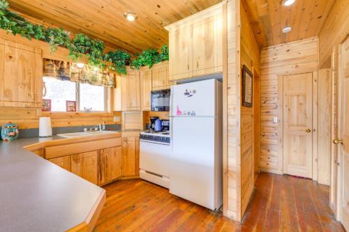 Η κουζίνα ή μικρή κουζίνα στο Pet-Friendly Idaho Home on the Salmon River!