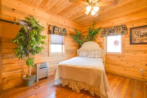 Ένα ή περισσότερα κρεβάτια σε δωμάτιο στο Pet-Friendly Idaho Home on the Salmon River!