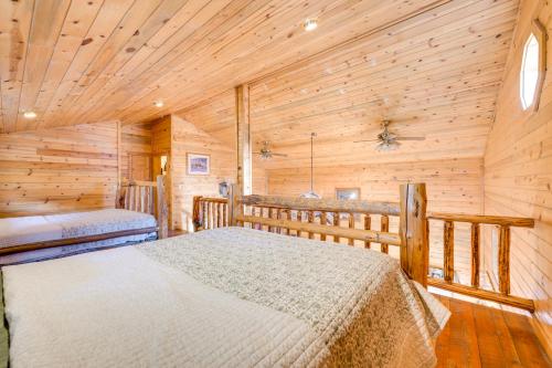 ein Schlafzimmer mit einem Bett in einer Holzhütte in der Unterkunft Pet-Friendly Idaho Home on the Salmon River! in Salmon