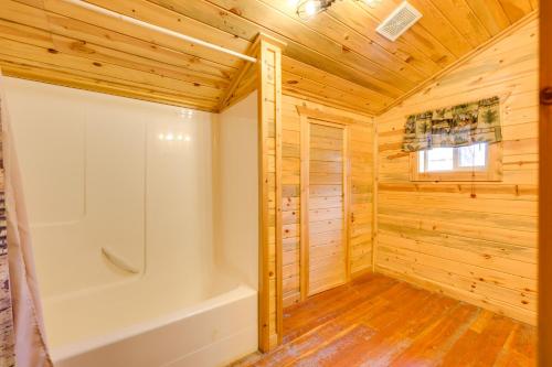 Ένα μπάνιο στο Pet-Friendly Idaho Home on the Salmon River!