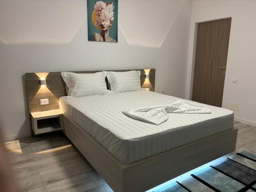 um quarto com uma cama grande e lençóis brancos em CELINE CONFORT N. D. COCEA em Bucareste