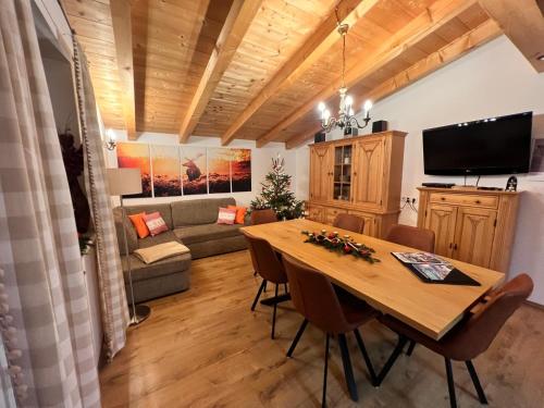 TV a/nebo společenská místnost v ubytování Ferienhaus Zillertal Panorama Blick Balkon Sauna