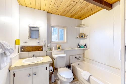 La salle de bains est pourvue de toilettes, d'un lavabo et d'une baignoire. dans l'établissement Eagles' Oceanview, à Sequim