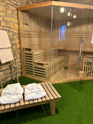 una camera con doccia e panca con asciugamani di Le Clos Doré - appartement et Spa a Chessy