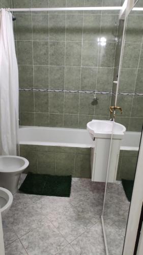 ein Badezimmer mit einer Badewanne, einem Waschbecken und einem WC in der Unterkunft Palermo Soho, Oh! Mi lugar favorito in Buenos Aires