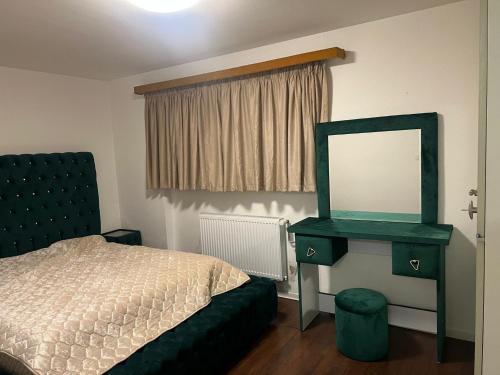um quarto com uma cama e uma cómoda com um espelho em Queen Home em Lucerna
