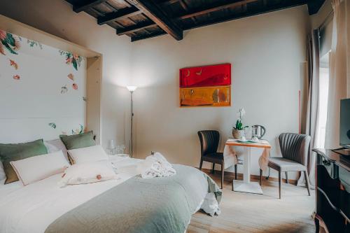 1 dormitorio con 1 cama y 1 mesa con sillas en Pantheon Eleven, en Roma