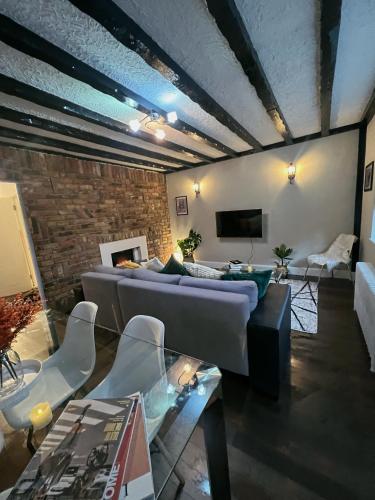 salon z kanapą i telewizorem w obiekcie Stylish Apartment in CENTRAL LONDON w Londynie