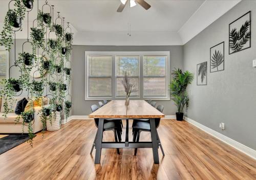 una sala da pranzo con tavolo e piante in vaso di The Green Door in Ybor a Tampa