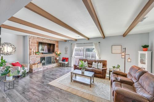 Posezení v ubytování Walkable Chula Vista Home with Covered Patio