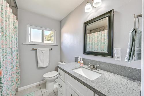 チュラビスタにあるWalkable Chula Vista Home with Private Yardのバスルーム(洗面台、トイレ付)、窓が備わります。